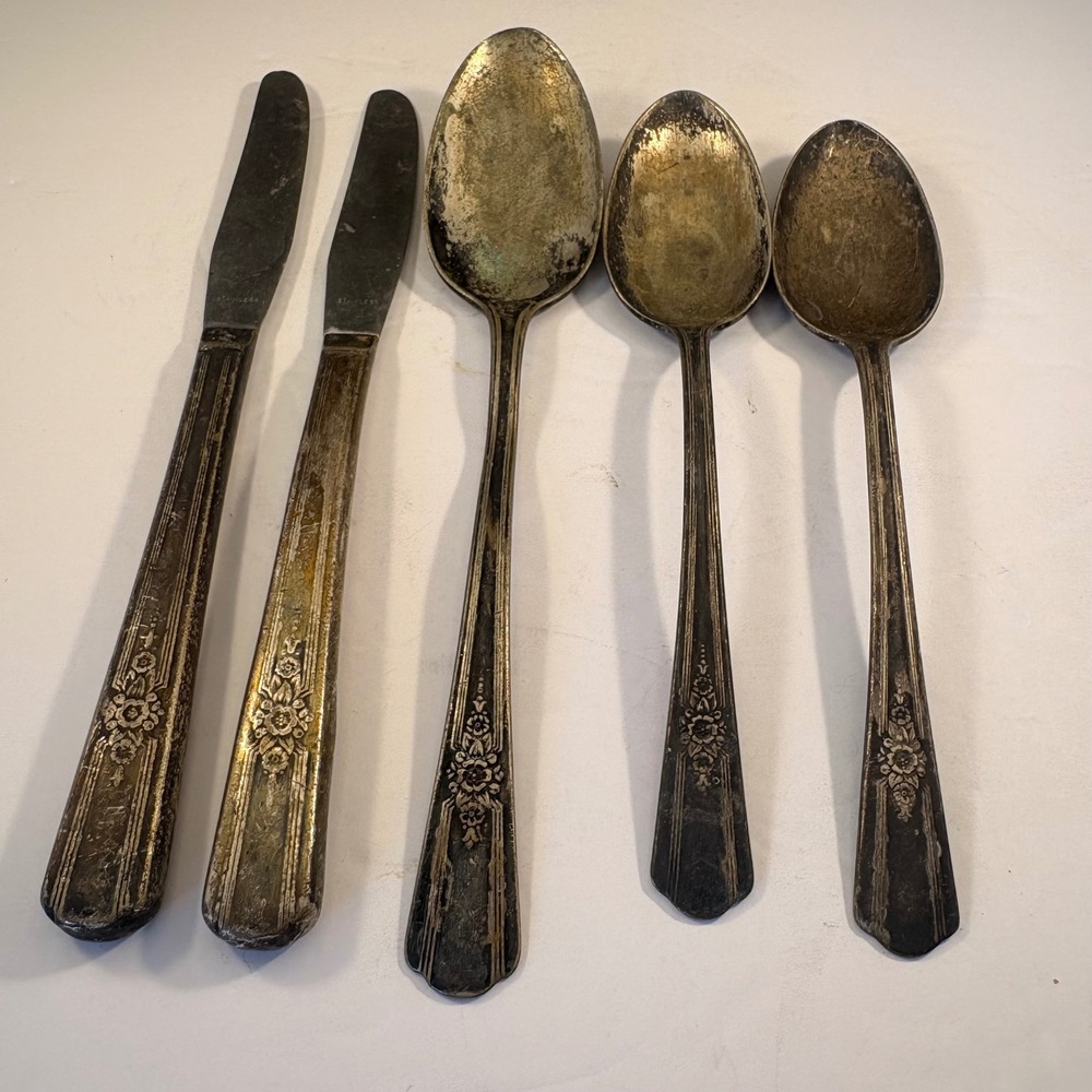Vintage Wm Rogers TREASURE 1940 Silverplate Overlaid Flatware 5pc Knives Spoons